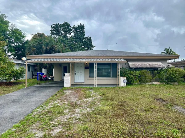 a view of a house with porch and garden