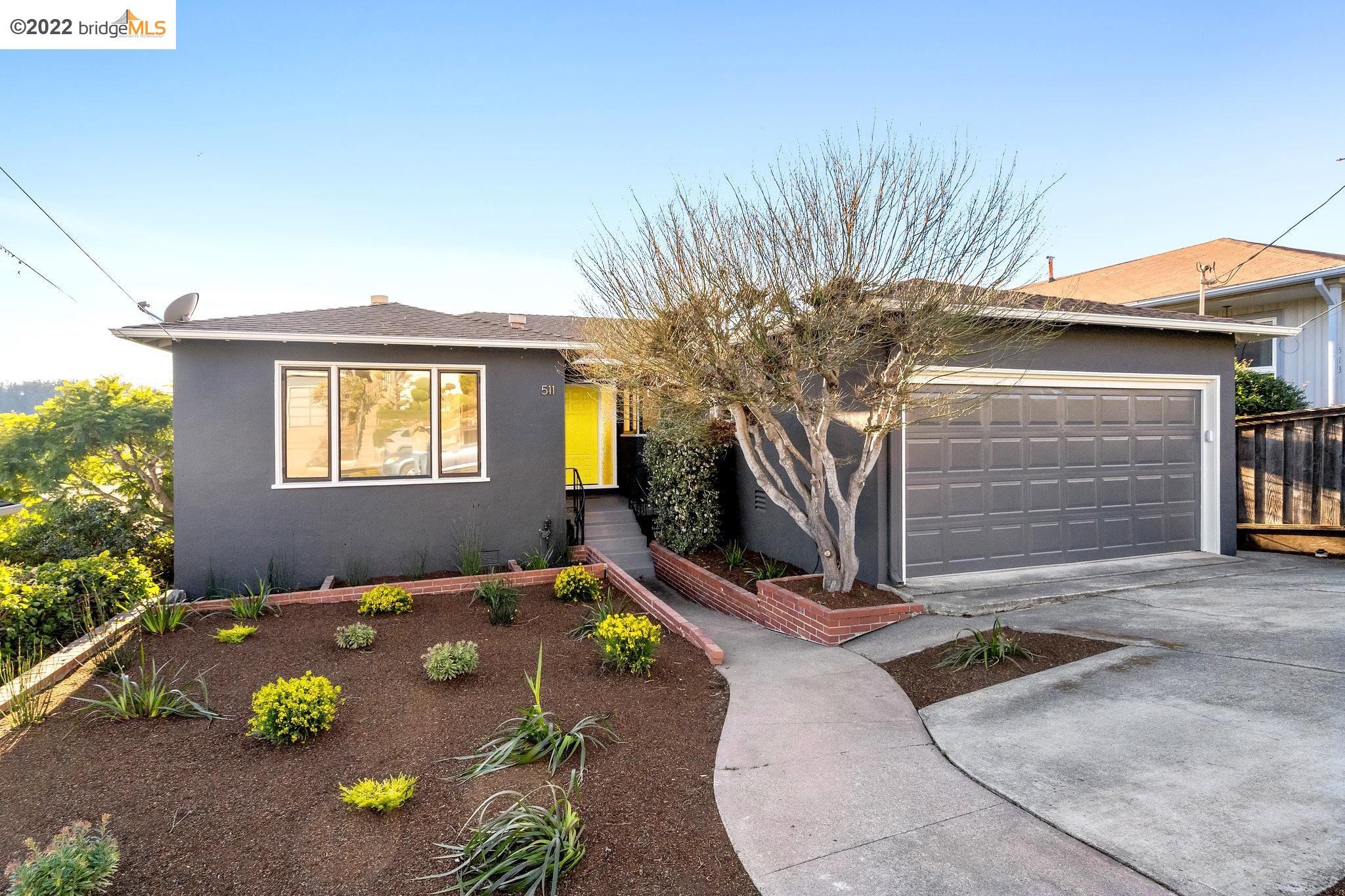 a view of backyard with a garden
