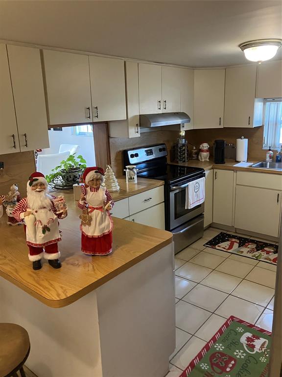 7960 Northwest 174th Street Hialeah, FL 33015 - Photo 12 of 20 a kitchen with sink and cabinets