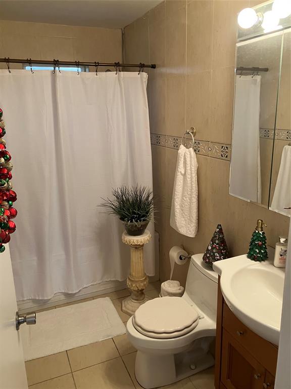 7960 Northwest 174th Street Hialeah, FL 33015 - Photo 9 of 20 a bathroom with a toilet sink and tub