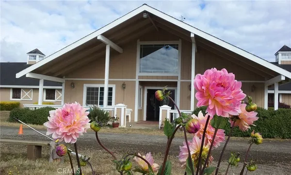 a front view of house with yard