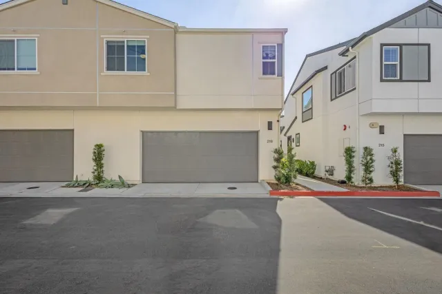 a view of a pathway with house