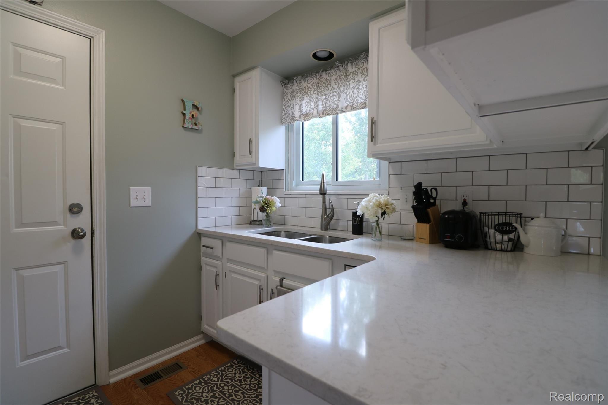 5321 Coldwater Road Lapeer, MI 48446 - Photo 5 of 23 IMG_9628.JPG