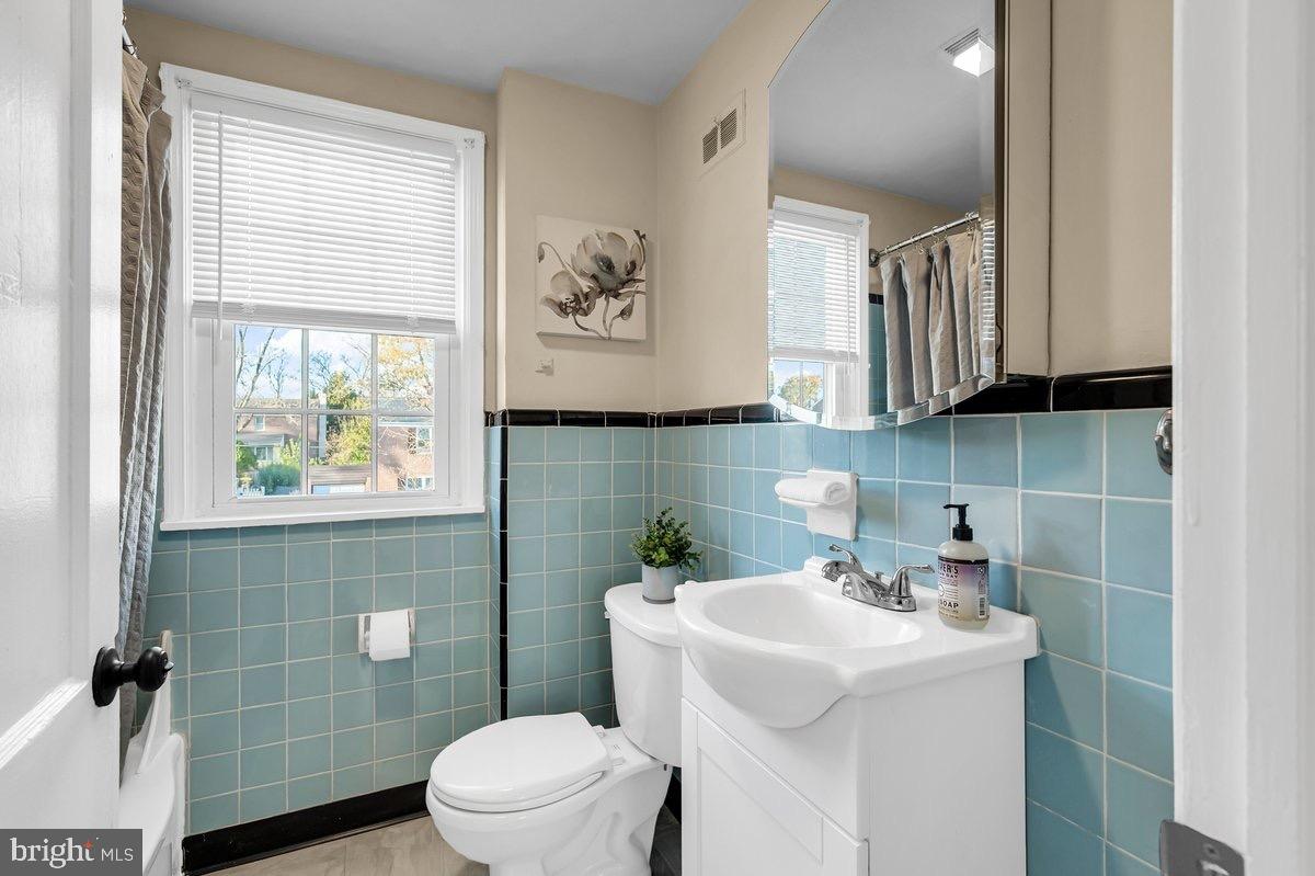 250 Potomac Road Wilmington, DE 19803 - Photo 22 of 26 a bathroom with a sink a toilet and a window