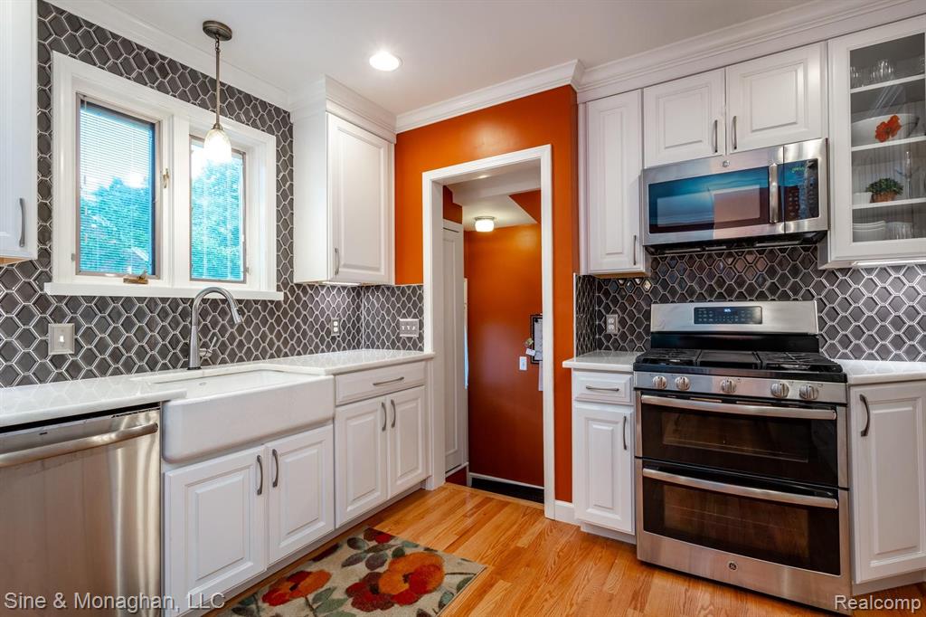 1015 Hawthorne Road Grosse Pointe Woods, MI 48236 - Photo 6 of 40