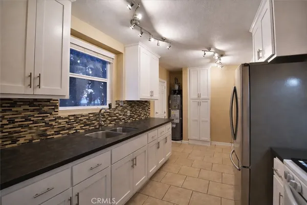 $2,700 | 2920 North Arrowhead Avenue, San Bernardino, CA 92405