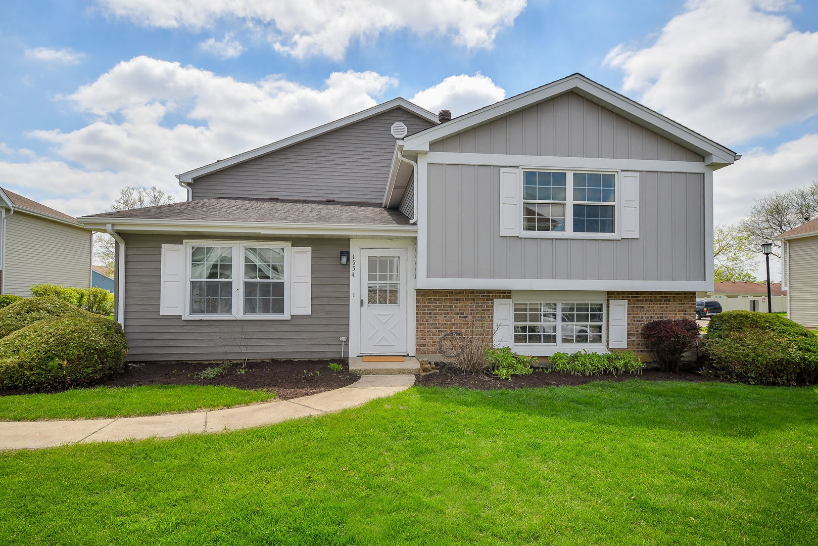 1554 Timber Trail Wheaton, IL 60189 - Photo 1 of 16