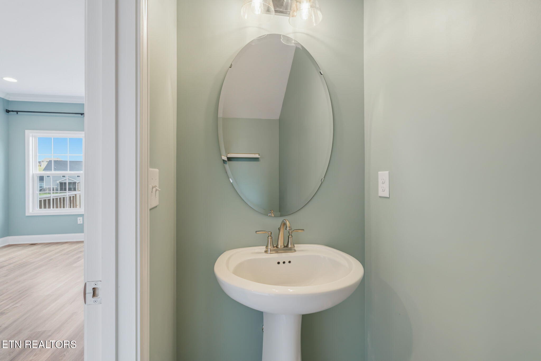 105 Fortenberry Street Oak Ridge, TN 37830 - Photo 21 of 60 Powder Room