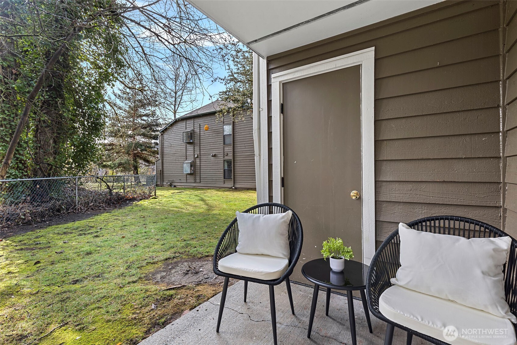 13801 Old Redmond Road, Unit A101 Redmond, WA 98052 - Photo 36 of 37 a backyard of a house with table and chairs