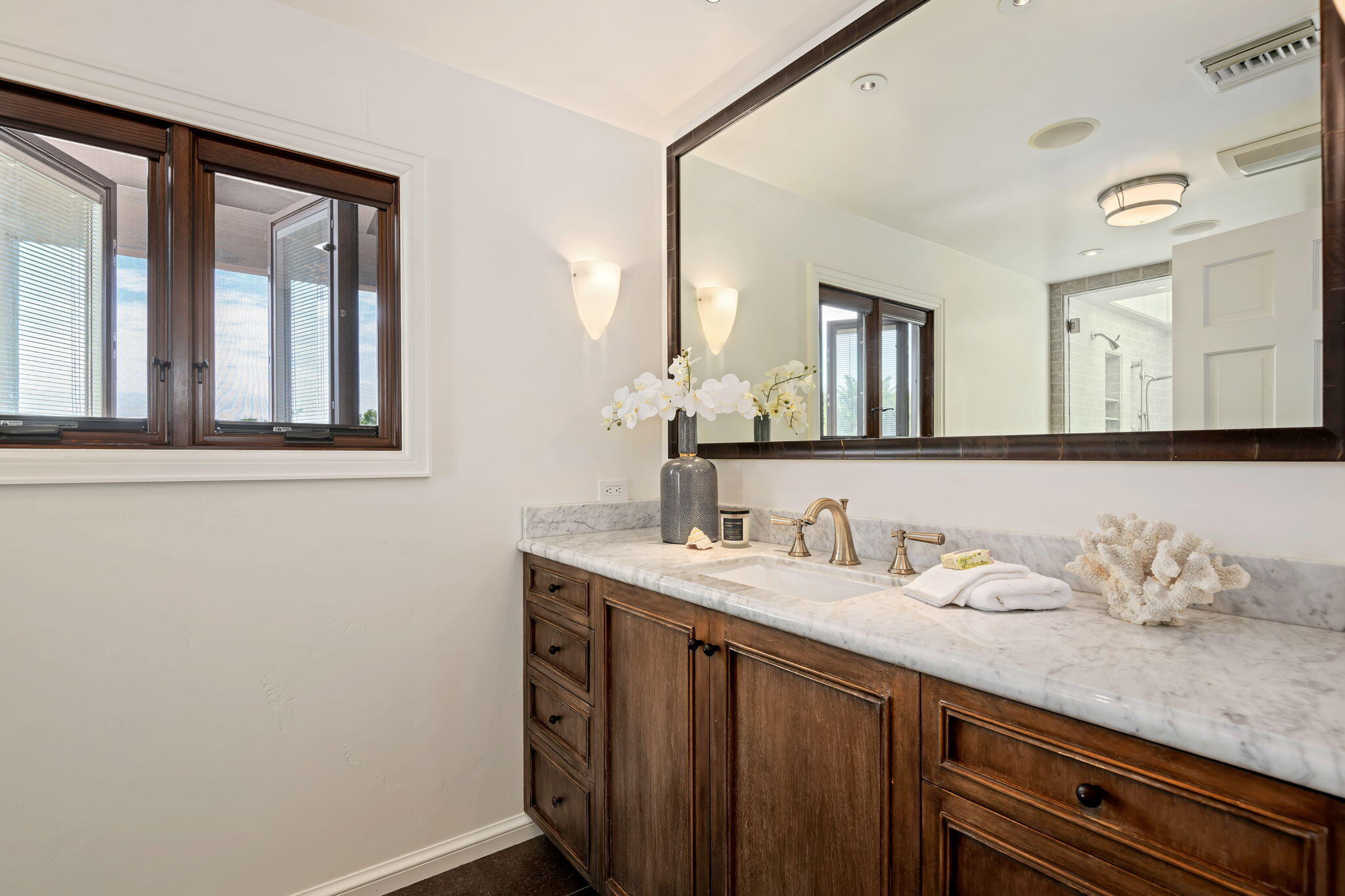 1021 Las Alturas Road Santa Barbara, CA 93103 - Photo 22 of 48 28-Primary Bathroom