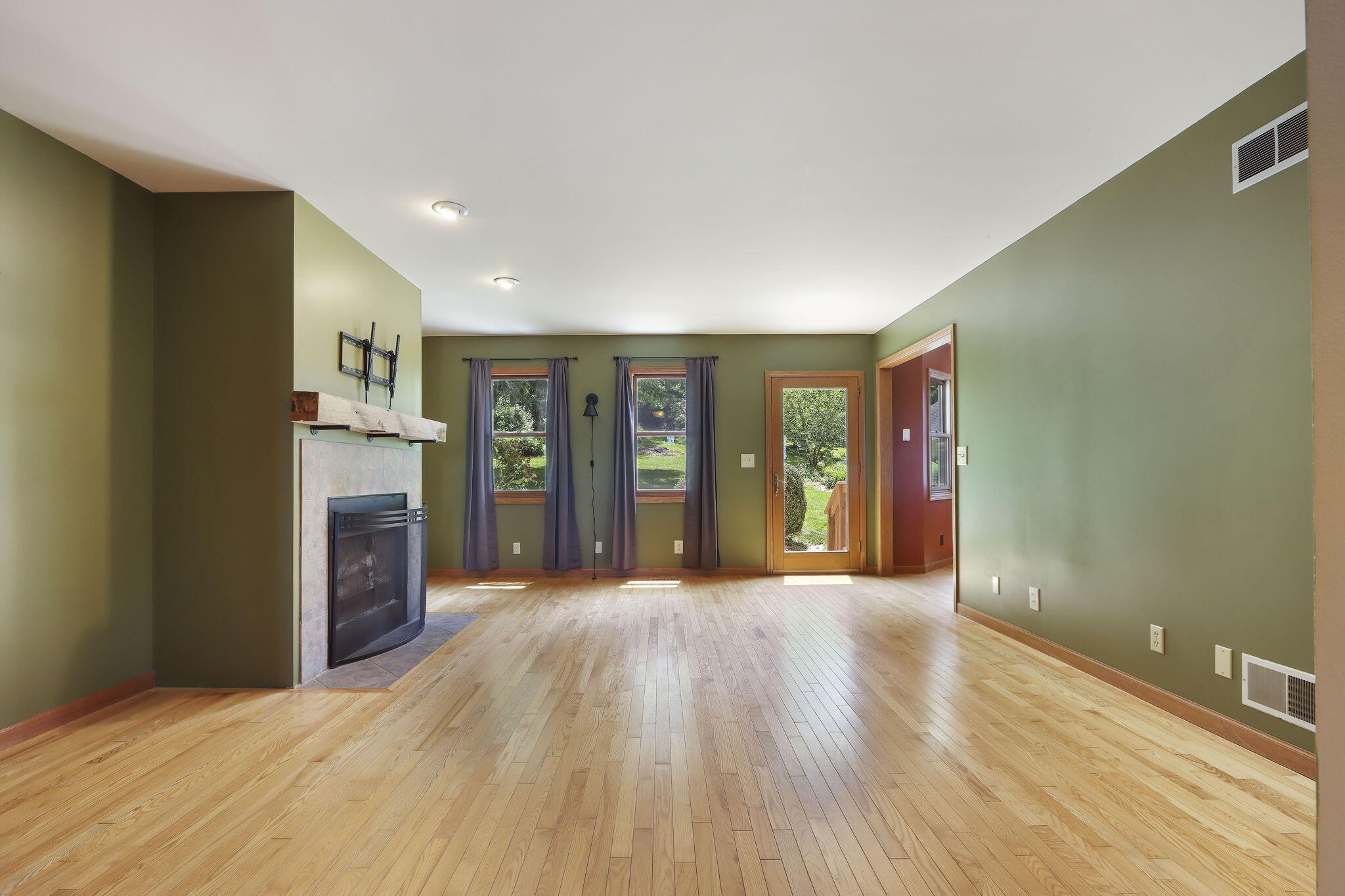 553 Twin Lakes Road Bloomfield, WI 53128 - Photo 11 of 43 Living Room