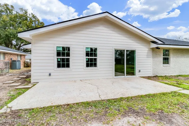 $340,000 | 310 Elmwood Drive, Lafayette, LA 70503