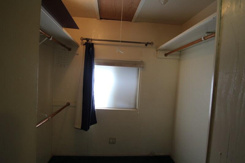 674 Loop Drive Springville, CA 93265 - Photo 15 of 50 Walk in Closet