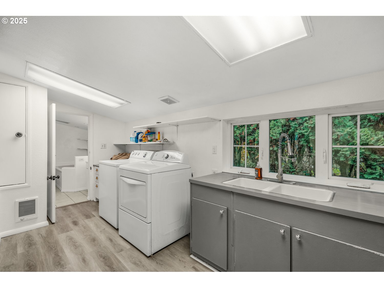 4160 Cordon Road Northeast Salem, OR 97305 - Photo 22 of 43 a utility room with sink dryer and washer