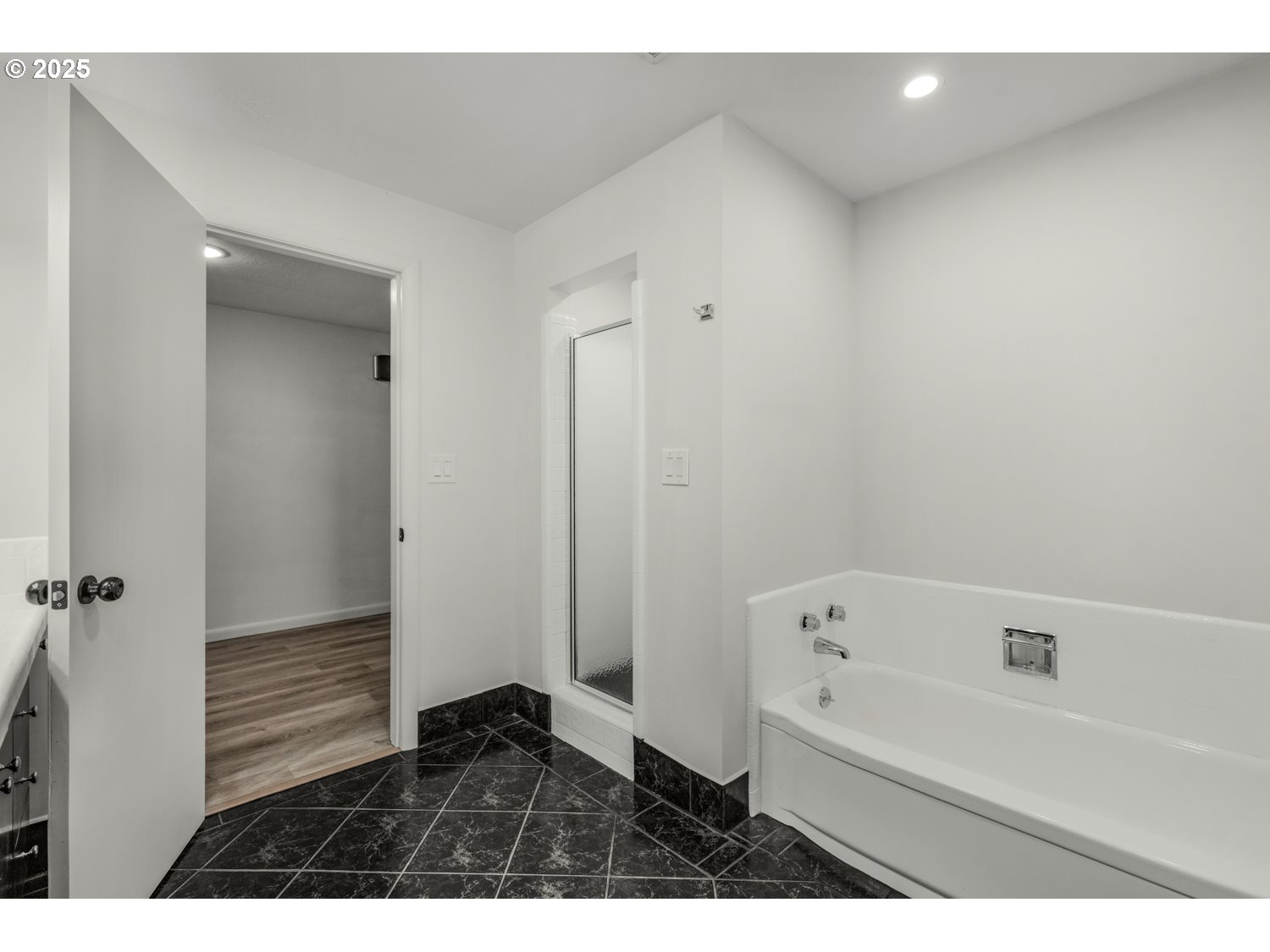 4160 Cordon Road Northeast Salem, OR 97305 - Photo 26 of 43 a bathroom with a bathtub