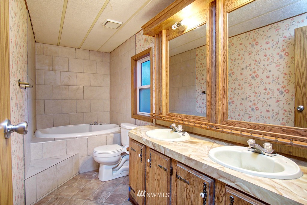 7104 Vandermark Road East Lake Tapps, WA 98391 - Photo 7 of 10
