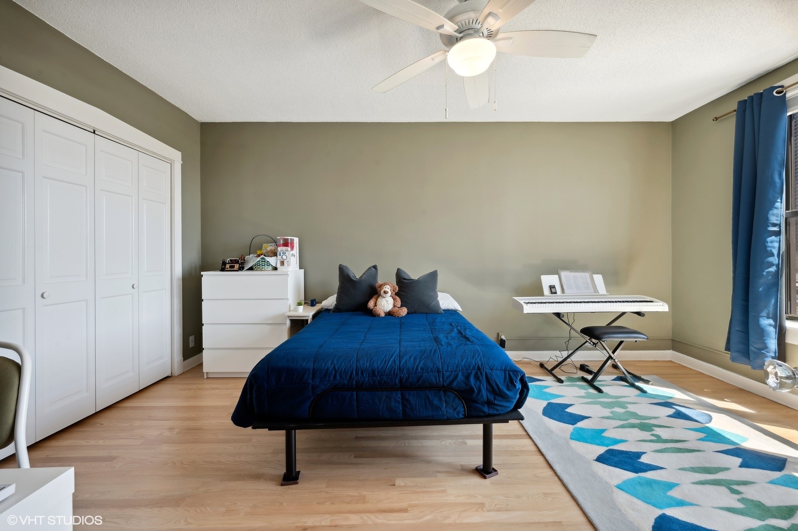725 West Sheridan Road, Unit 603 Chicago, IL 60613 - Photo 11 of 16 a bed room with a bed and a lamp