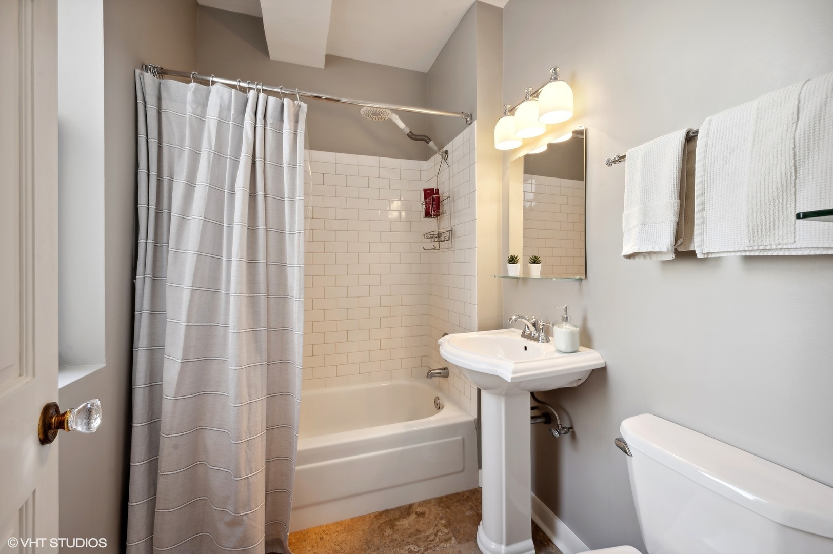 725 West Sheridan Road, Unit 603 Chicago, IL 60613 - Photo 10 of 16 a bathroom with a sink a toilet and a bathtub