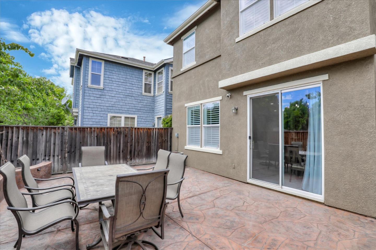 7820 Dickens Way Gilroy, CA 95020 - Photo 25 of 27 a view of a patio with a table and chairs