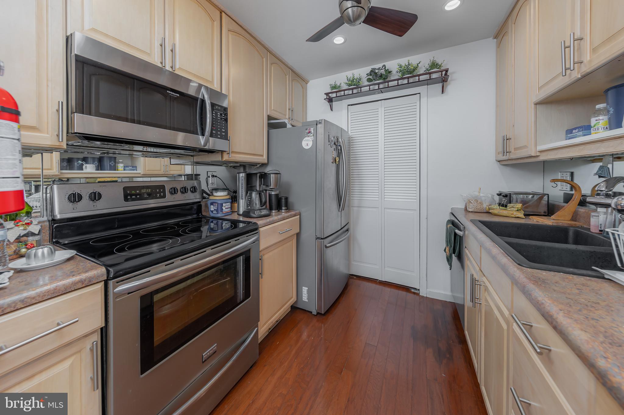 806 Britton Place Voorhees, NJ 08043 - Photo 9 of 16 Kitchen