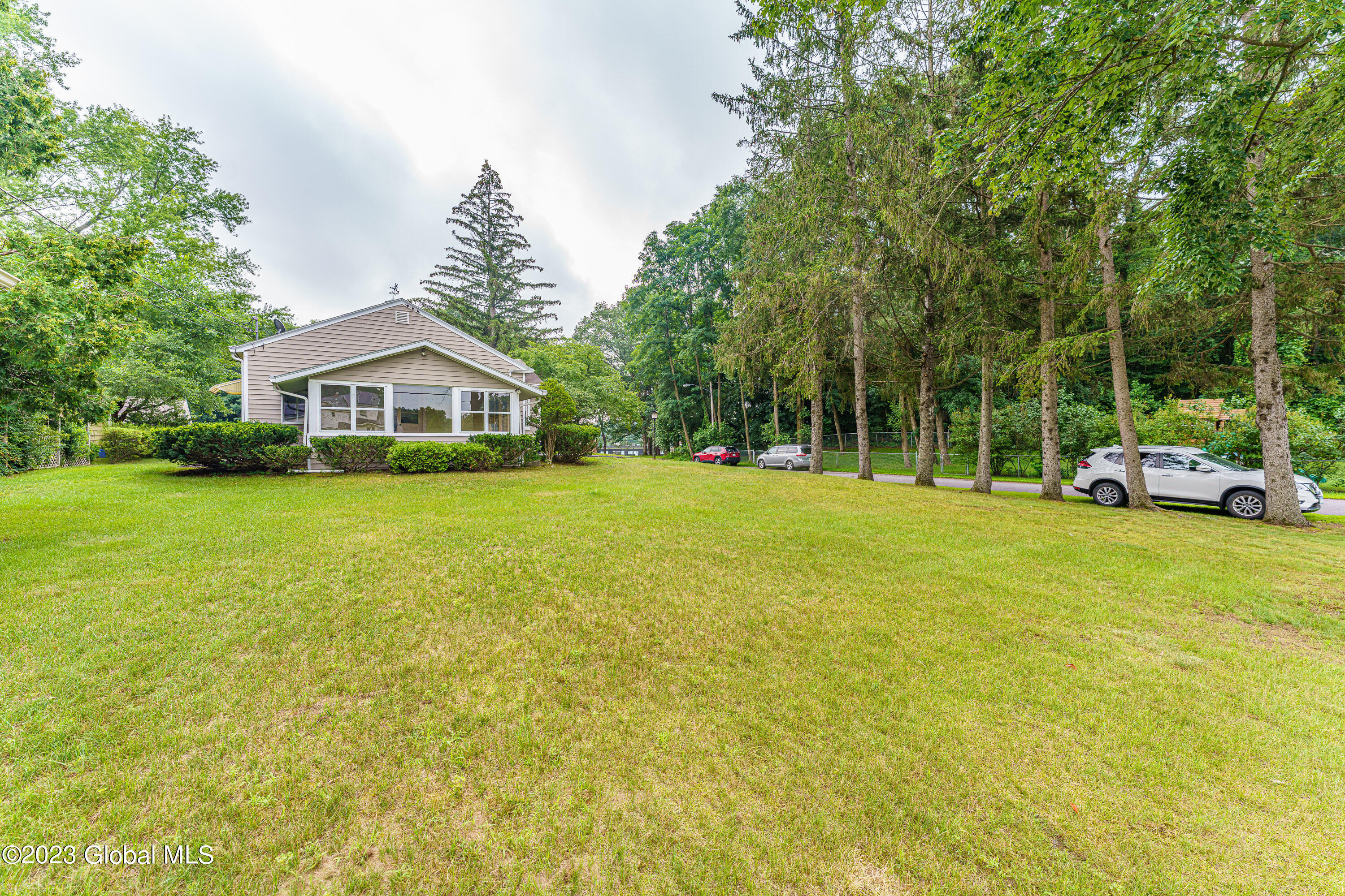 1002 Louis Road Rotterdam, NY 12303 - Photo 5 of 6 Yard (5)
