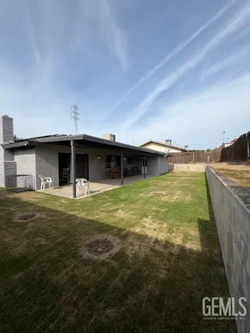 a view of a house with a backyard