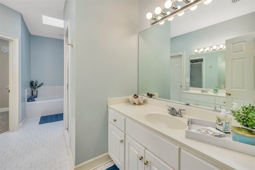 814 King's Grant St. Simons Island, GA 31522 - Photo 19 of 36 Primary bath