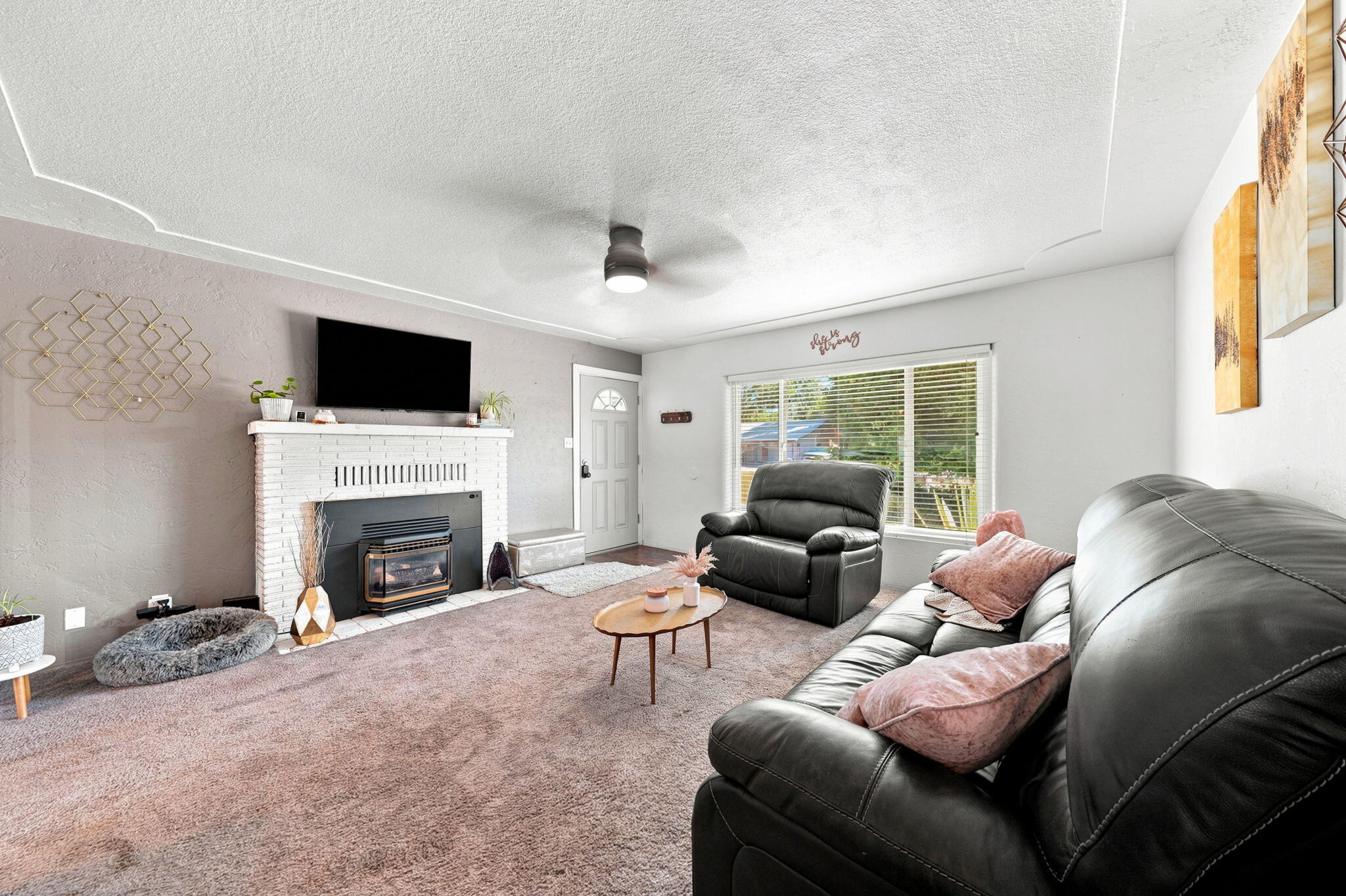 1082 Harpole Road Redding, CA 96002 - Photo 5 of 38 Living Room