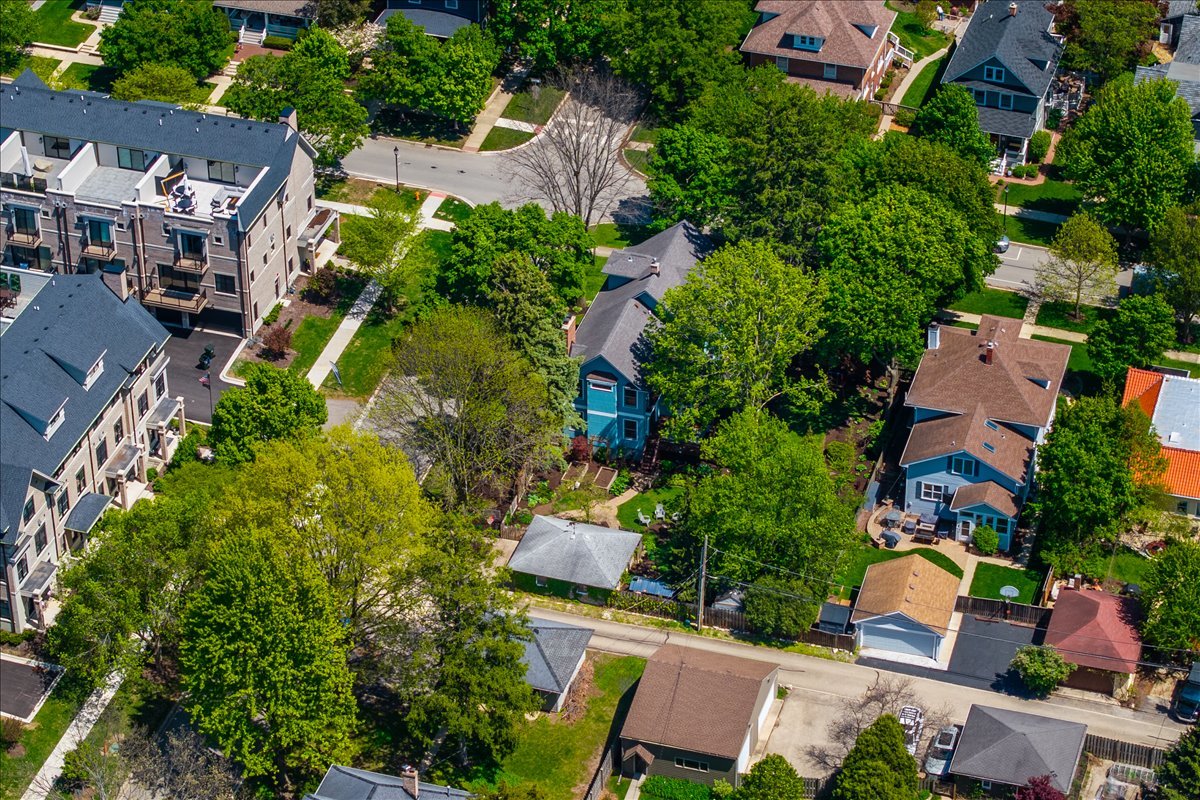23 Columbia Street Naperville, IL 60540 - Photo 91 of 94 an aerial view of residential houses with outdoor space