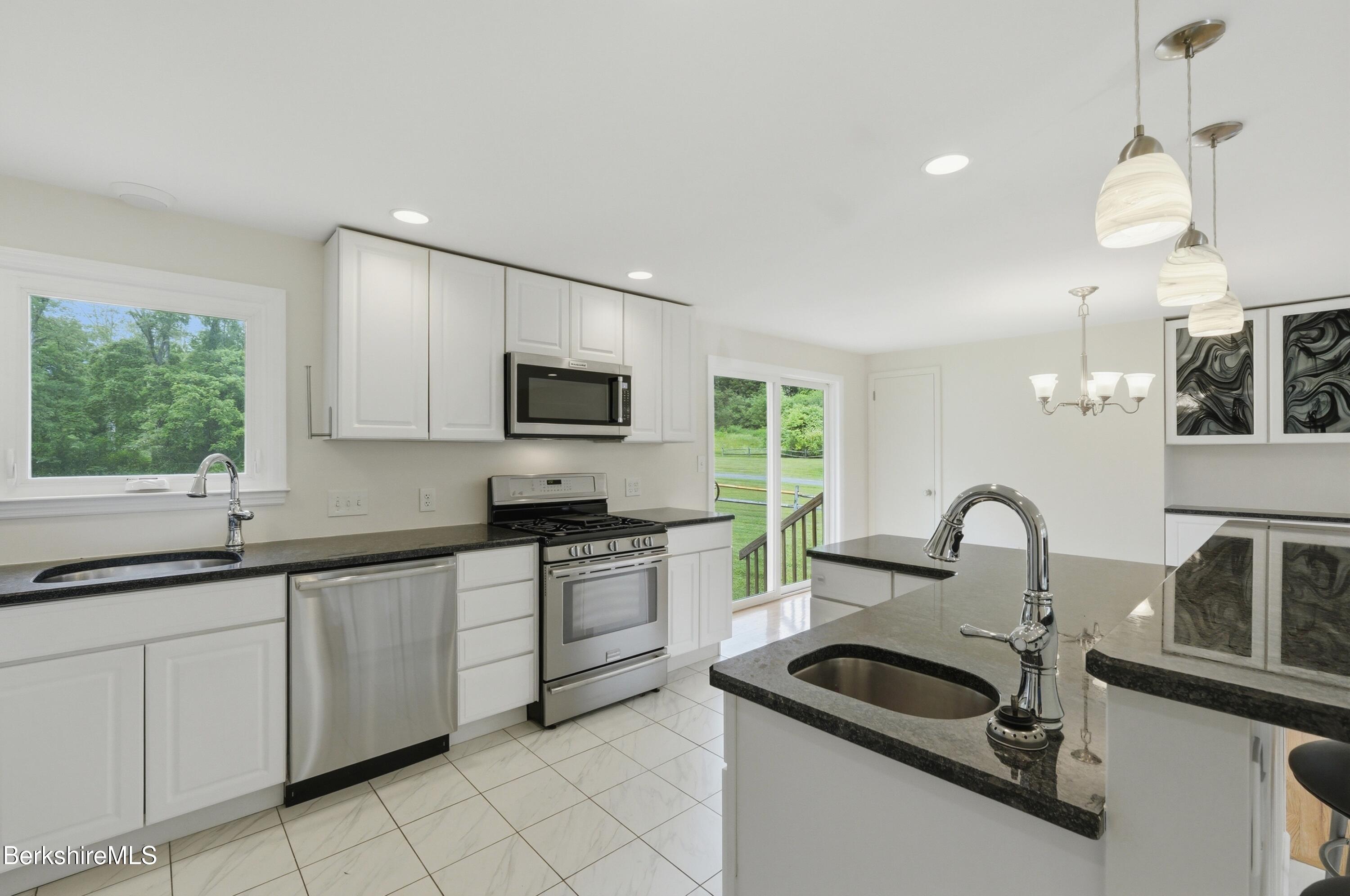 184 Melbourne Road Pittsfield, MA 01201 - Photo 6 of 36 Kitchen