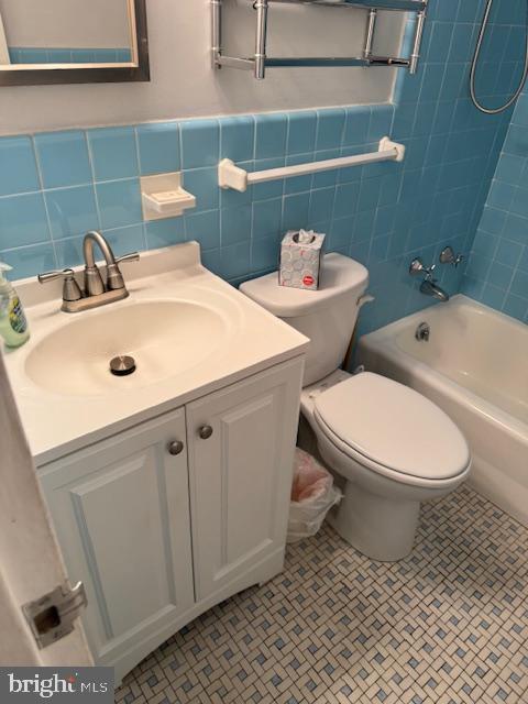 118 South 21st Street, Unit 603 Philadelphia, PA 19103 - Photo 8 of 14 a bathroom with a sink toilet and a mirror
