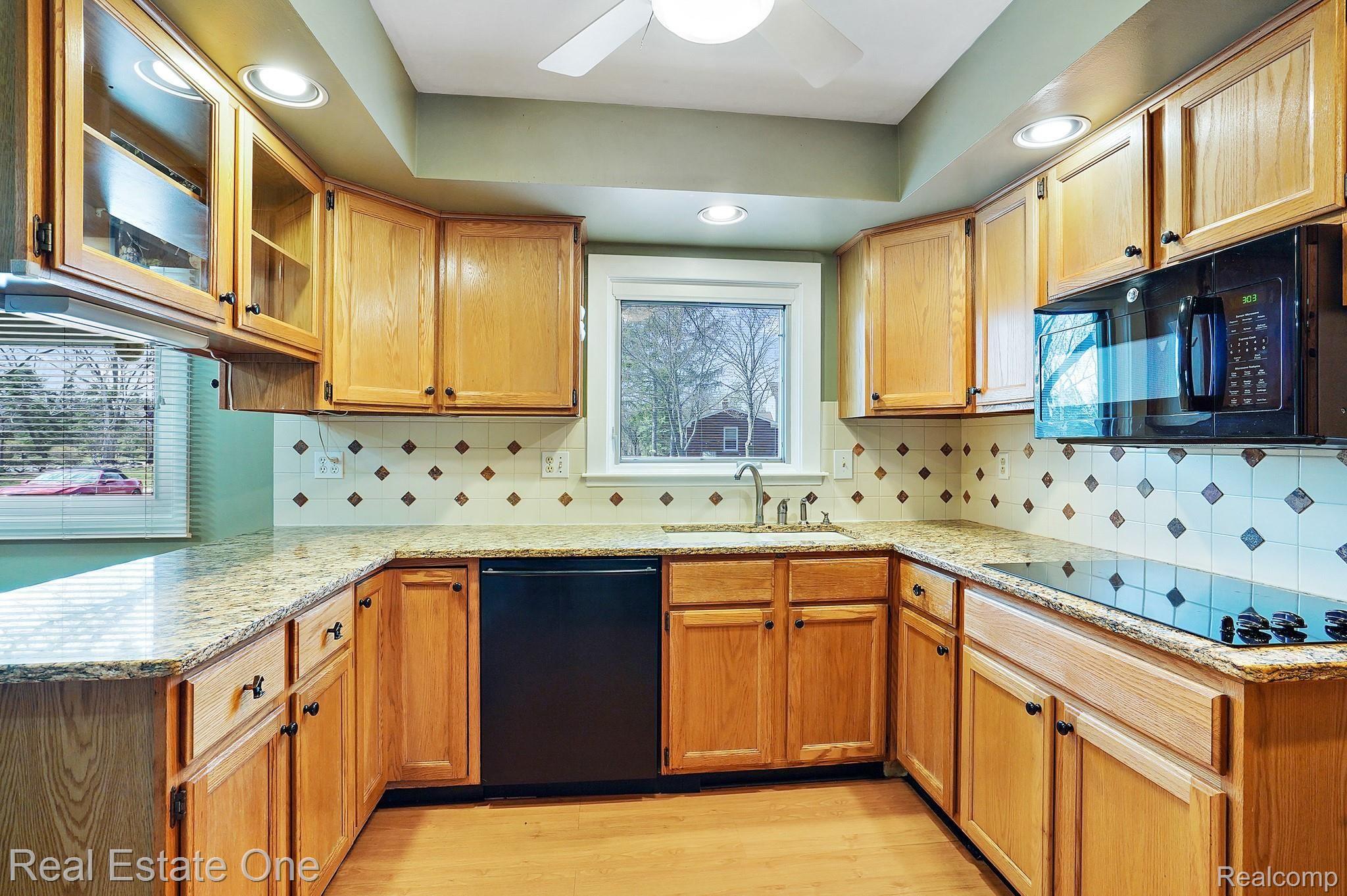 5891 Shaun Road West Bloomfield, MI 48322 - Photo 3 of 37 002 Kitchen.jpg