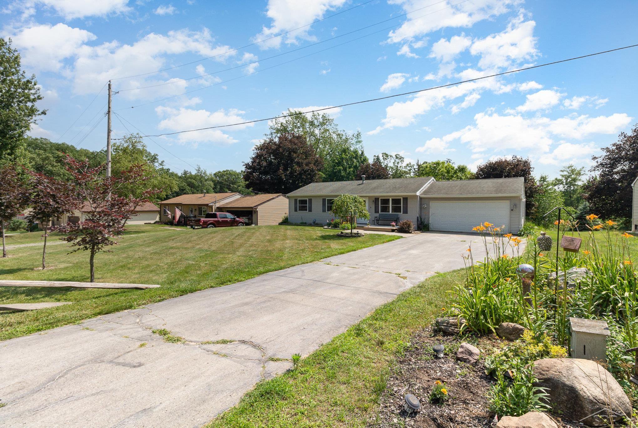 5765 Crandall Road Howell, MI 48855 - Photo 2 of 39