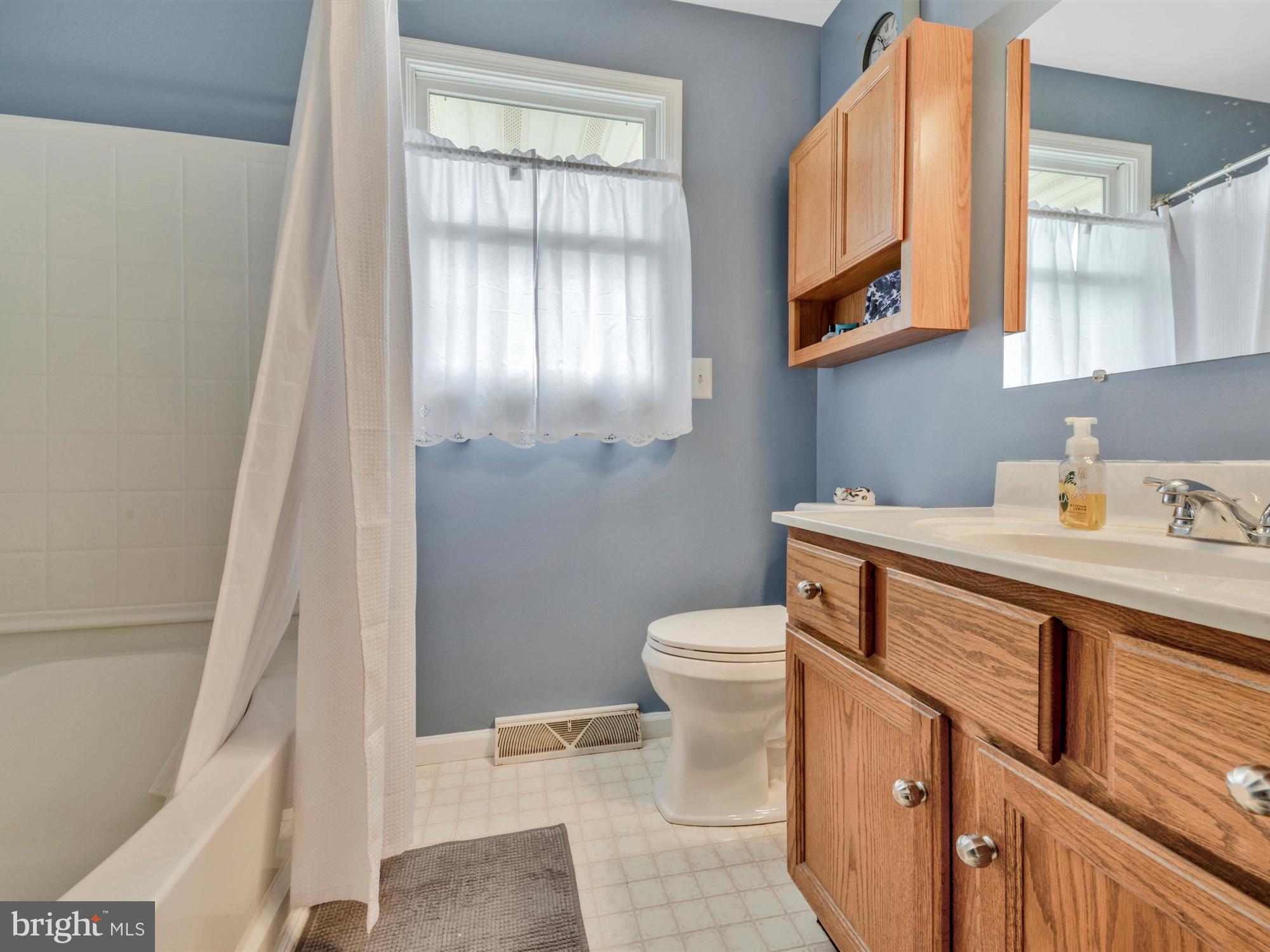 10 Barnhill Road Denver, PA 17517 - Photo 18 of 29 Main Full Bath