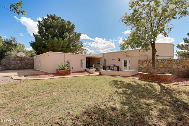 a view of a backyard