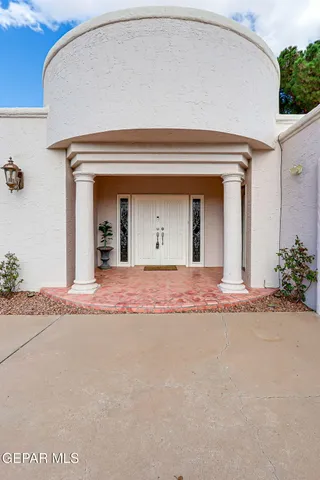 a view of white house with a outdoor space