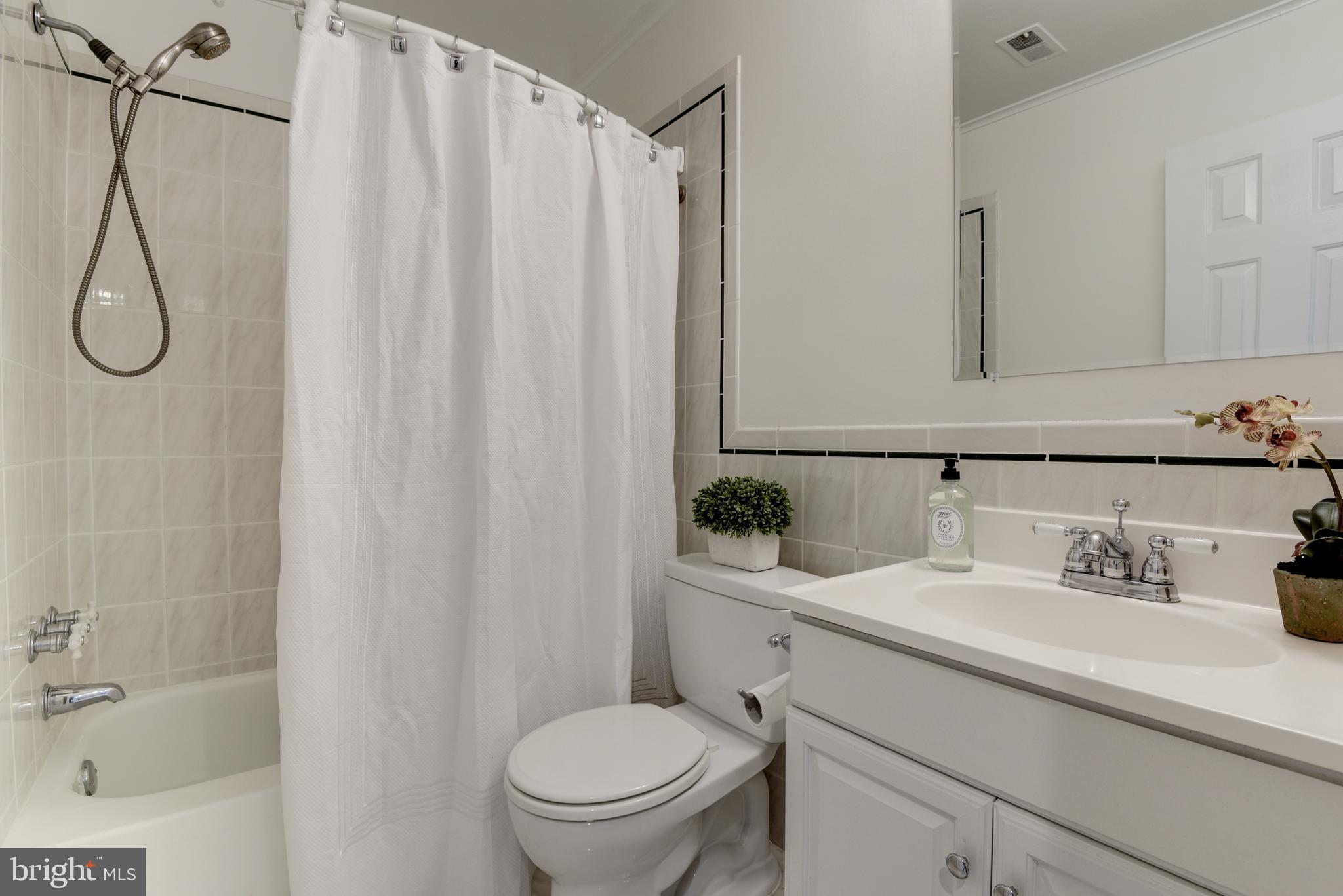 10394 Adel Road Oakton, VA 22124 - Photo 19 of 21 Upstairs hall bath