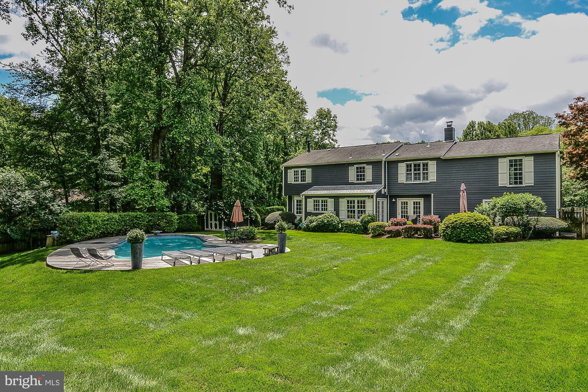 10394 Adel Road Oakton, VA 22124 - Photo 3 of 21 Beautiful backyard professionally landscaped