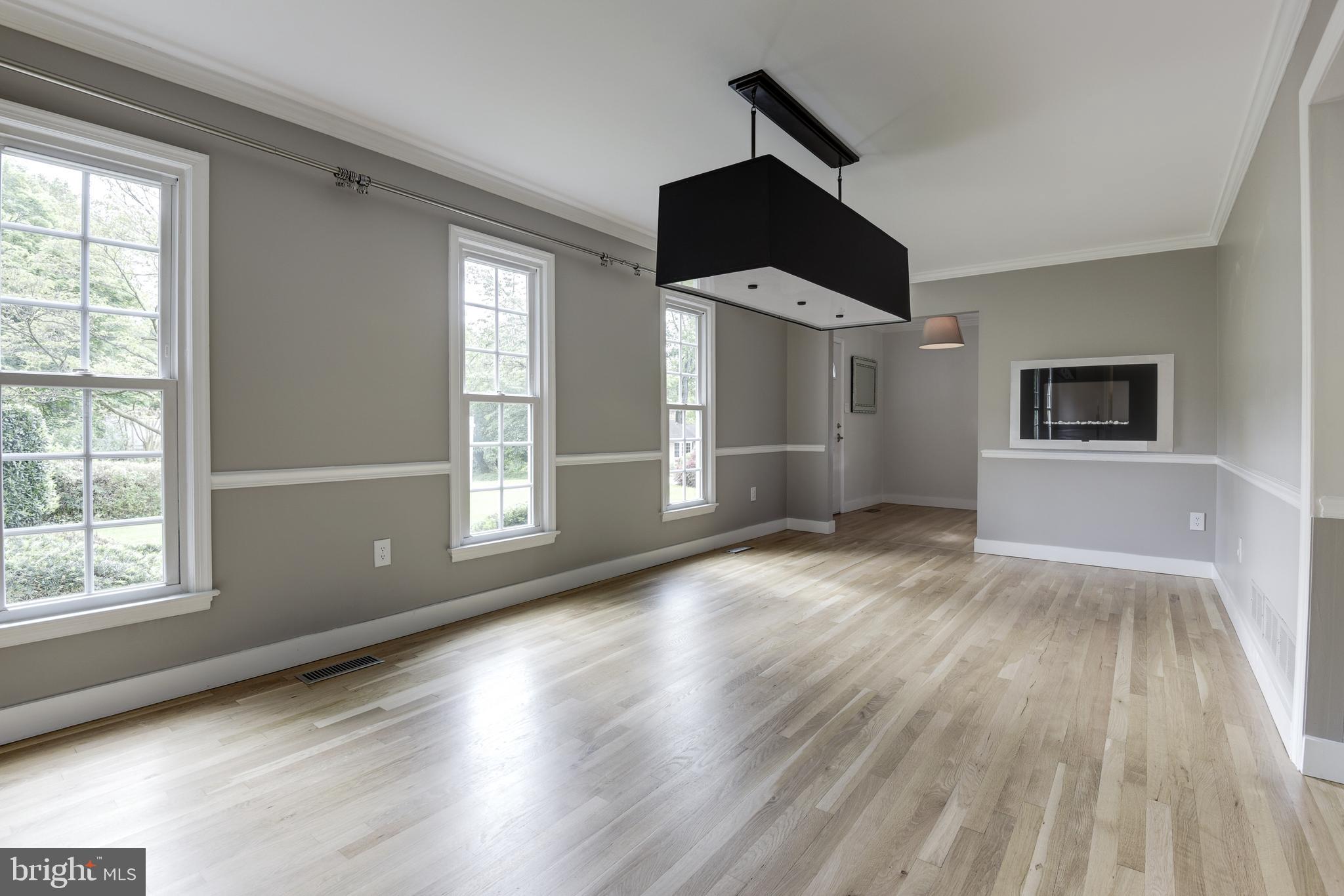 10394 Adel Road Oakton, VA 22124 - Photo 8 of 21 Spacious dining room great for entertaining
