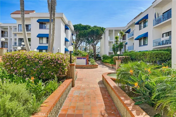 $2,300 | 8328 Regents Road, Unit 1F, San Diego, CA 92122