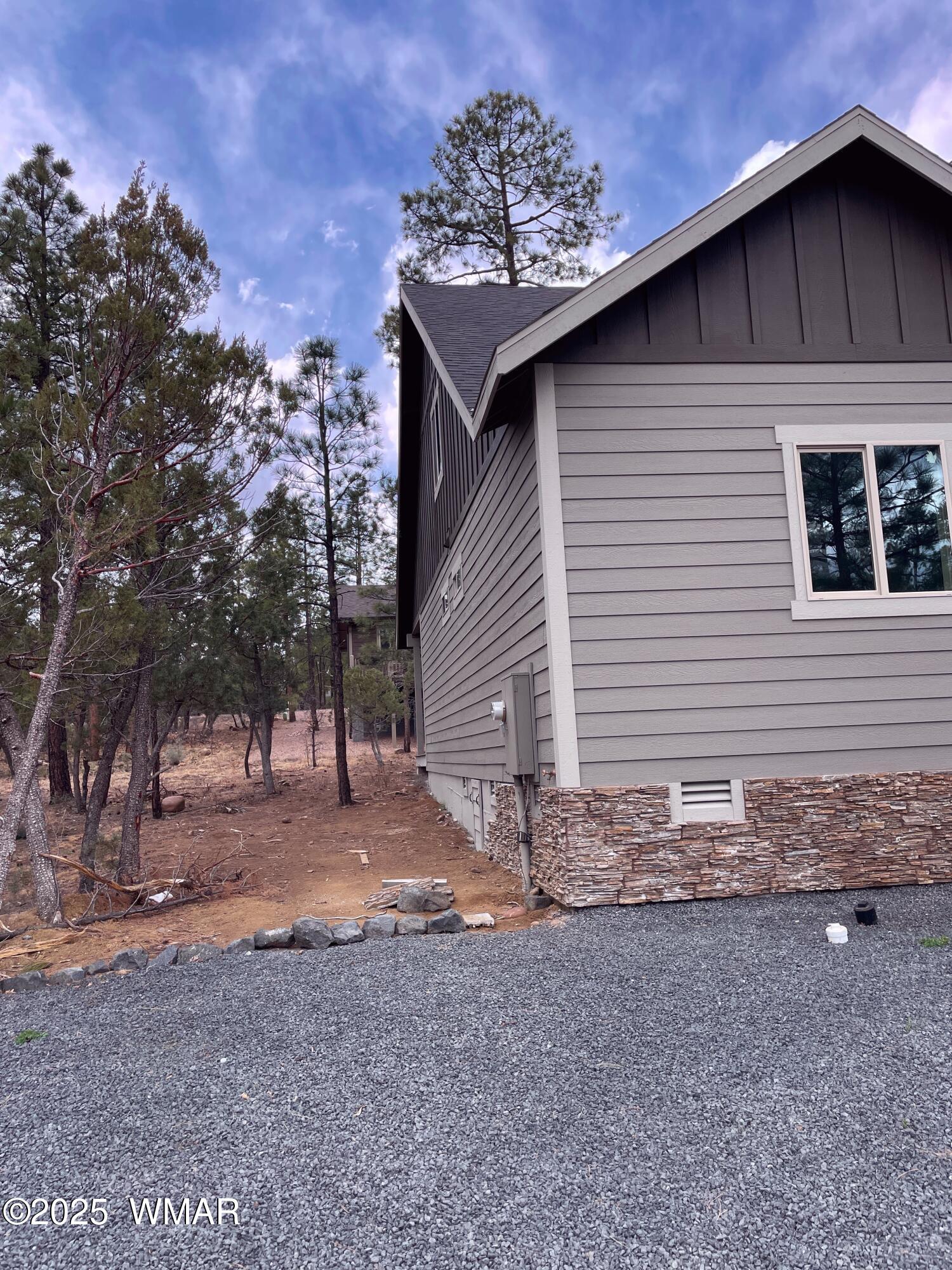 2426 Aspen Run Pinetop, AZ 85935 - Photo 3 of 44 a backyard of a house with lots of green space
