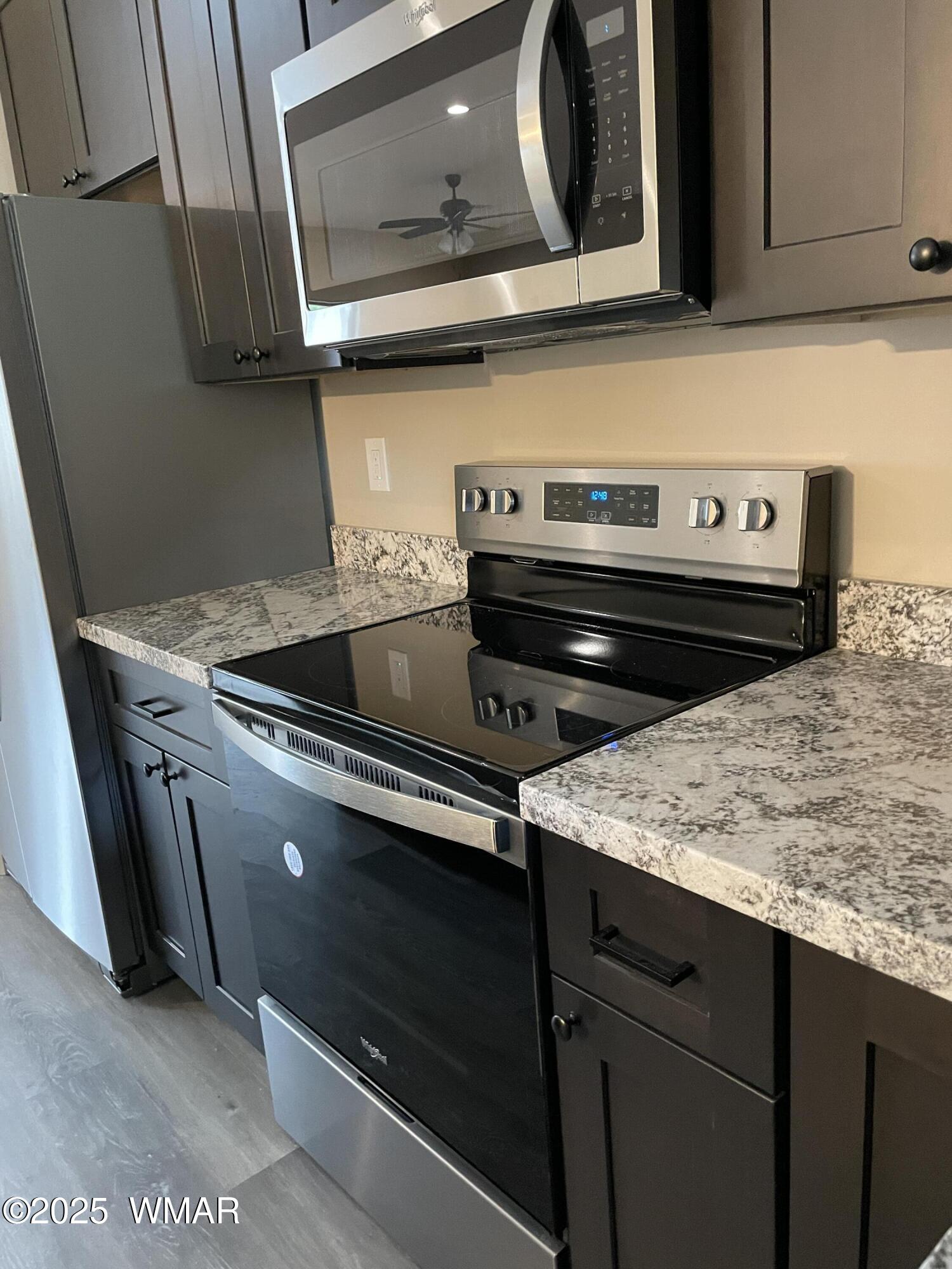 2426 Aspen Run Pinetop, AZ 85935 - Photo 8 of 44 a stove top oven sitting inside of a kitchen