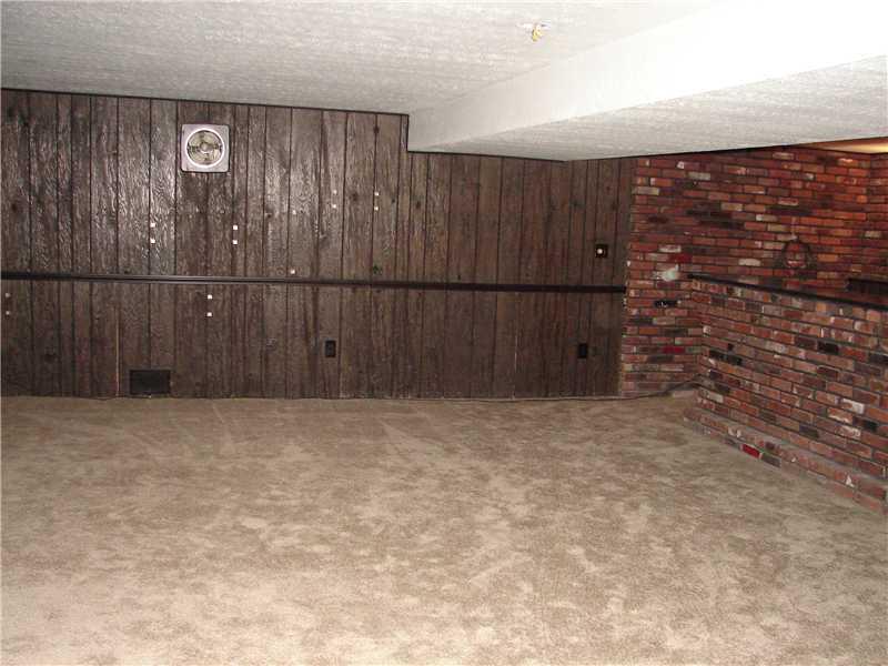 1526 Spring Run Extension Coraopolis, PA 15108 - Photo 8 of 13 Den/Family/Great Room.