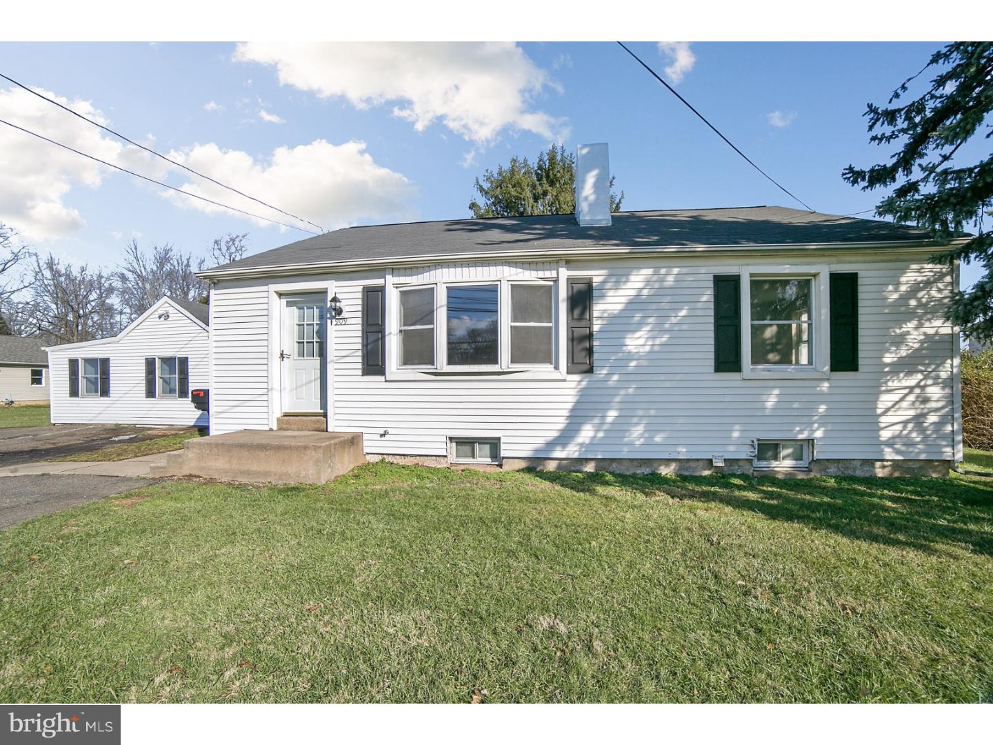 909 West County Line Road Warminster, PA 18974 - Photo 3 of 20