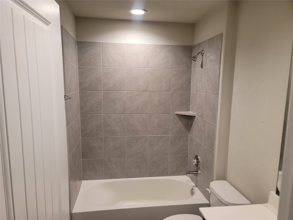 846 Autumn Flats Way Rosharon, TX 77583 - Photo 11 of 26 a bath tub sitting next to a white toilet