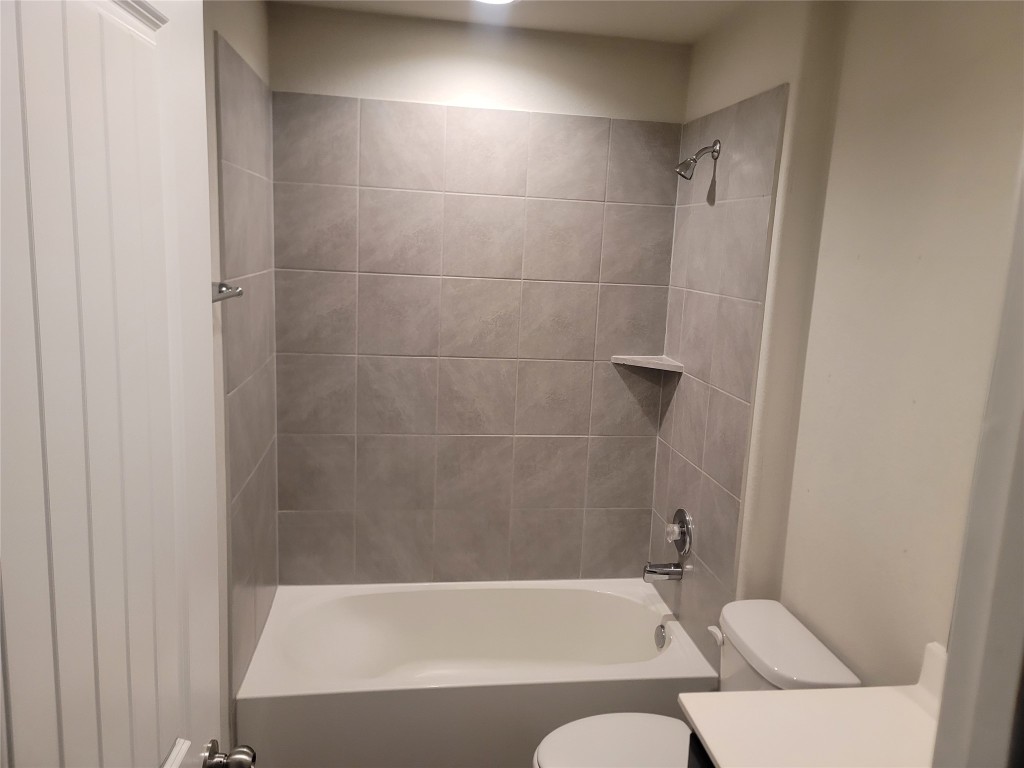 846 Autumn Flats Way Rosharon, TX 77583 - Photo 15 of 26 a bathroom with a bathtub and shower