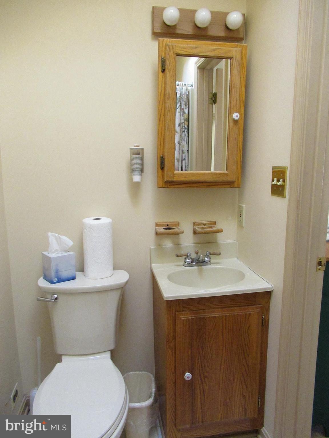 105 Overcrest Road Towson, MD 21286 - Photo 11 of 34 Bedroom #2 full bath
