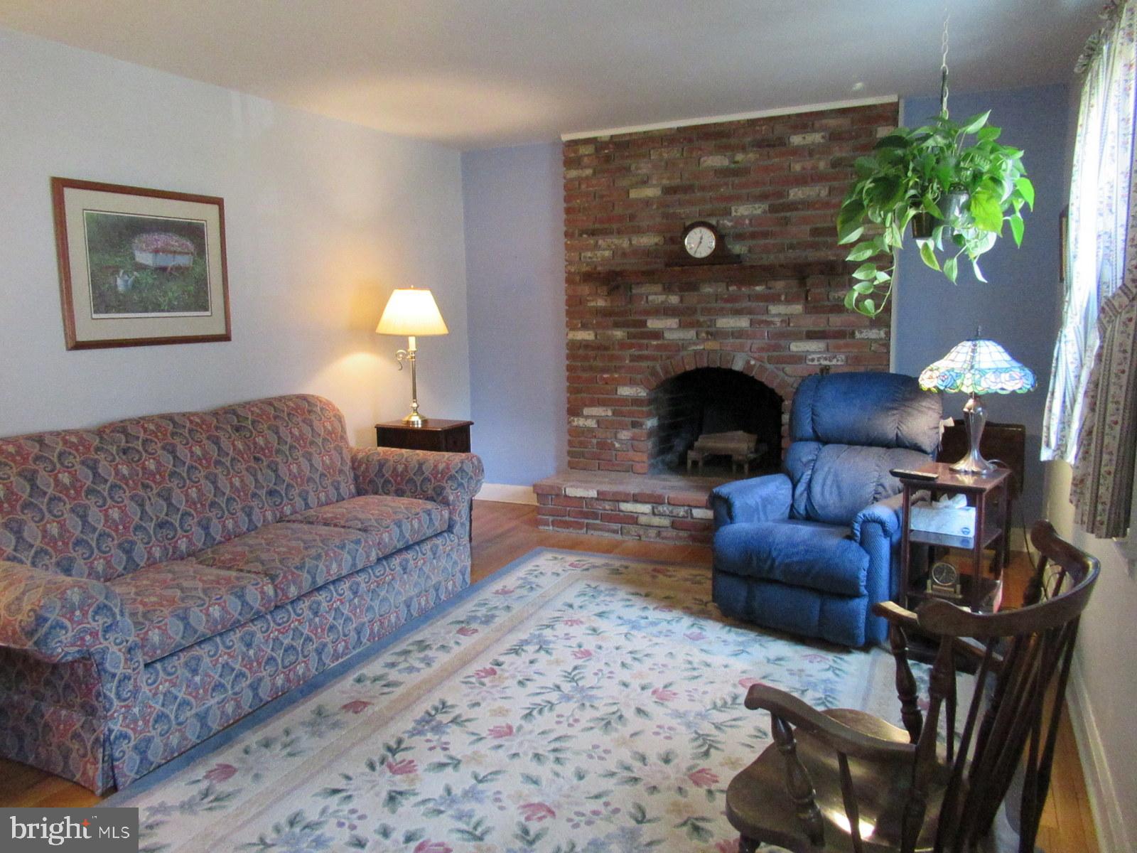 105 Overcrest Road Towson, MD 21286 - Photo 2 of 34 Living Room