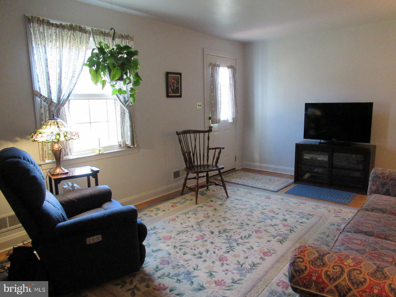 105 Overcrest Road Towson, MD 21286 - Photo 3 of 34 Living Room