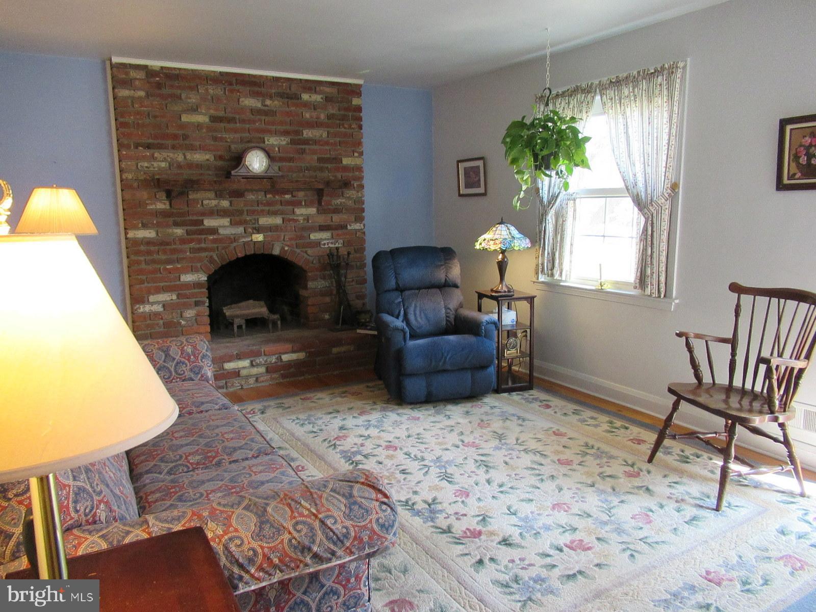 105 Overcrest Road Towson, MD 21286 - Photo 4 of 34 Living Room